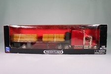 LE1044 NEW RAY Camion 1/32 Freightliner plateau transport caisse paille 57 cm