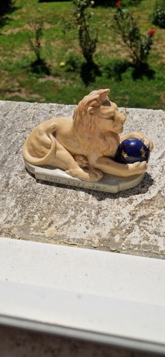 Lion couche porcelaine - lion,