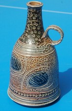 Carafe en terre cuite  vernissée 18 cm ,soliflore, vase, signature à identifier 