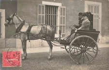 CPA PHOTOGRAPHIE VOITURE A CHEVAL ANCIENNE COUPLE