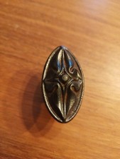 ANCIENNE POIGNEE DE PORTE EN FONTE DECOREE - C F - OUTIL ART POPULAIRE -