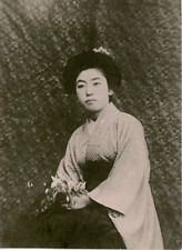 Femme japonaise en habit