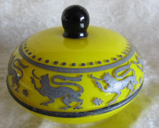 Bonbonnière boite à poudre Art Déco en opaline verre jaune à décor de dragons