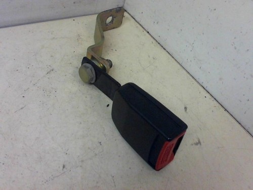 Attache ceinture arriere droit