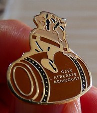 RARE PIN'S BD GAULOIS OBELIX ? SUR TONNEAU BIERE PUB CAFE L'ATREBATE ACHICOURT