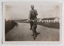 Militaire vélo cigarette chemin guerre WW2? camps? - Photo ancienne snapshot