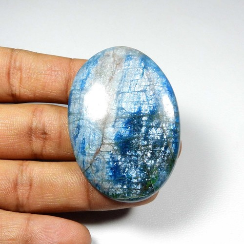 Cabochon apatite bleu fluo