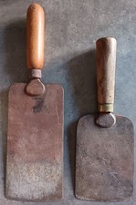 2 anciens couteaux à parer le cuir - MILLAU - Vieux métiers - Art populaire C82