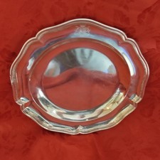 Assiette en argent aux belles