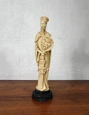 belle sculpture asiatique en résine blanc et beige sur socle