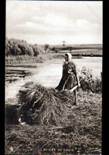 SCENE de VIE / PAYSANE & BROUETTE de FOIN au TRAVAIL AGRICOLE