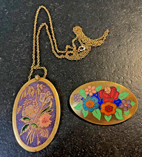 ANCIEN LOT BROCHE & PENDENTIF AVEC CHAINE VINTAGE EN LAITON ET EMAUX CLOISONNES