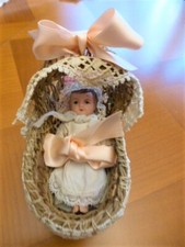 Berceau en osier avec petit baigneur celluloïd SIC et literie 13 et 10 cm