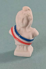 Fève  BUSTE  MARIANNE  Hr 3cm d'après œuvre Paul DUBOIS - biscuit