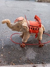 éléphant en peluche sur