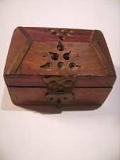 Boite miniature en bois de forme malle avec fermoir en laiton 6 cm X 4 cm TBE