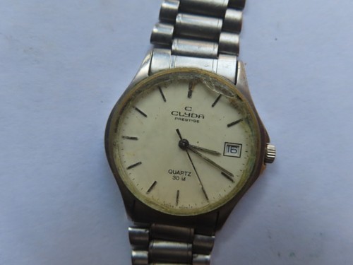 Une montre marque - une,
