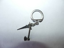 PORTE CLÉ MÉTAL OUTILS HACHE ET SCIE A BOIS