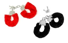 2 paires de menottes. 1 rouge