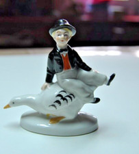 ANCIENNE FIGURINE ALSACIENNE AVEC SON OIE PORTE-PIQUE