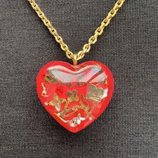 Collier Louis Vuitton pendentif inclusion logo LV coeur or rouge M66294 Japon YZ