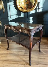 TABLE DESSERTE À DEUX PLATEAUX EN NOYER DE STYLE LOUIS XV ESTAMPILLÉE SCHMIT