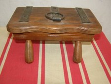 Ancien coffre à bijoux en forme de pétrin, en bois et fer forgé