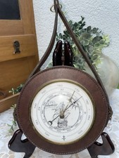 Baromètre anéroïde vintage en cuir – décor voilier – style marin / nautique