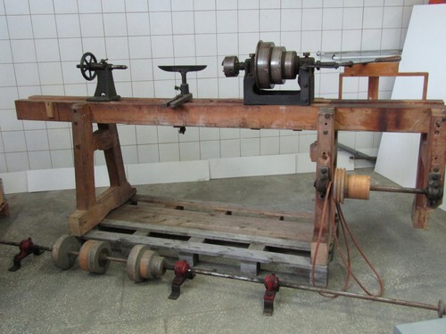 Ancien tour bois suédois - À,