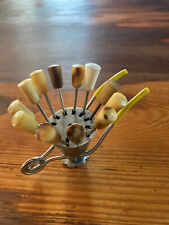 Piques à escargots x 12 dans une petite brouette, objet vintage, manche en corne