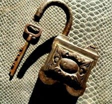 ancien cadenas en métal 19