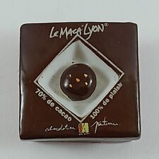 Fève Publicitaire LE MACA'LYON 2007 BOUILLET Porcelaine émaillée