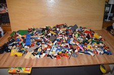 LEGO Gros lot + de 8 kgs de pièces , briques ,roues diverses, couleurs actuelles