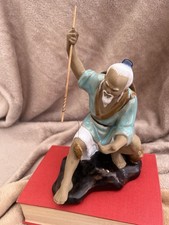 STATUETTE 22 CM PECHEUR CHINOIS EN TERRE CUITE VERNISSEE AVEC PECHE A LA LIGNE