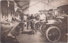 Atelier de carrossiers / selliers – Automobiles anciennes – Carte photo 1910