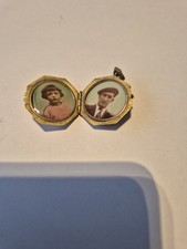 ANCIEN MÉDAILLONS EN MÉTAL DORÉ AVEC STRASS