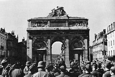 WW2 - 1940 - NANCY - Les Allemands devant la Porte Désilles