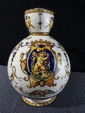 Pichet ancien en faïence de Gien fin 19 siècle XIX à décor Renaissance