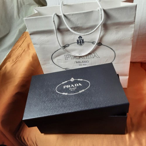 Magnifique boîte prada bleu - magnifique,