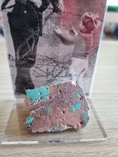 Véritable pièce colorée originale du mur de Berlin en présentoir en perspex...