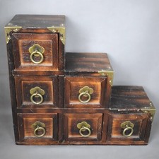 Meuble de rangement en escalier, tiroirs, poignées en métal, style japonais