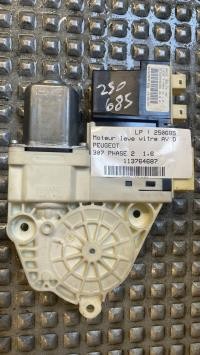 Moteur leve vitre avant droit