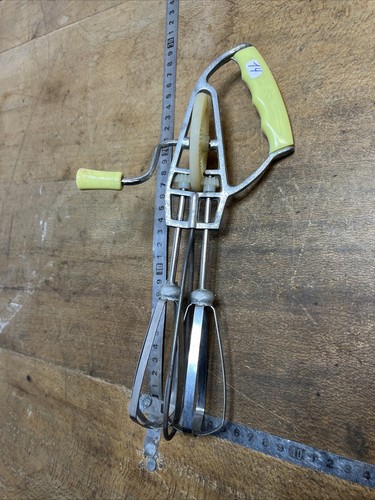 Batteur fouet old tool - tool,, outil