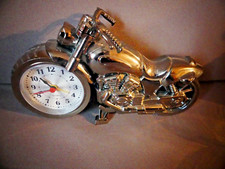 REVEIL MOTO HARLEY EN METAL COULEUR ARGENT - PARFAIT ETAT DE MARCHE