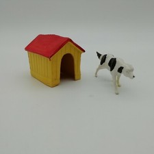 Chien et sa niche