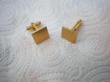 une paire de boutons manchettes vintage en plaqué or