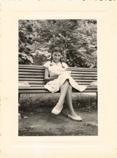 ANCIENNE PHOTOGRAPHIE 1955 JEUNE FILLE SUR UN BANC A LA LECTURE