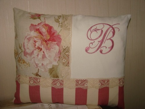 Coussin roses anciennes - , sur