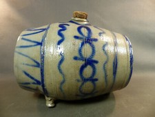 Ancien petit tonneau en terre