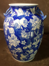 Vase chinois en porcelaine bleu et blanc à décor floral et oiseaux (25 cm)